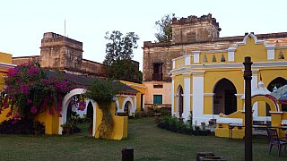 Innenhof des Dhenkanal Palace Hotels - Chhattisgarh: Essen & Schlafen