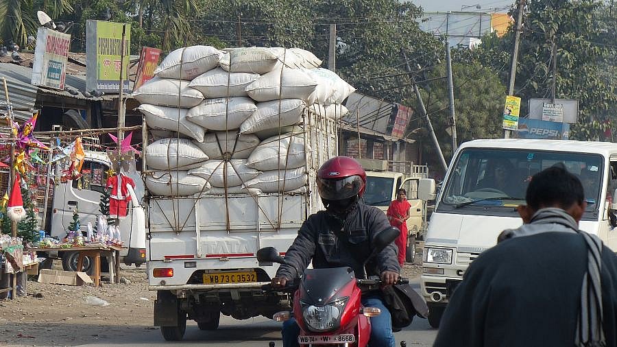 Verkehr auf Indiens Stra&szlig;en - Streetlife in Indien