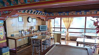 Aufenthaltsraum im Dekeling Hotel in Darjeeling - West-Bengalen: Essen & Schlafen