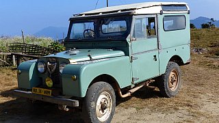 Uralter Landrover-Jeep f&uuml;r die Singalila Ridge-Route - West-Bengalen: Sehensw&uuml;rdigkeiten