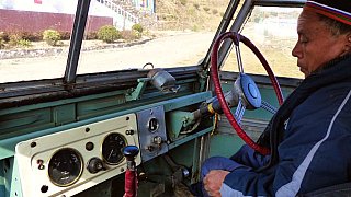 Innenraum eines alten Landrover-Jeeps - West-Bengalen: Sehensw&uuml;rdigkeiten