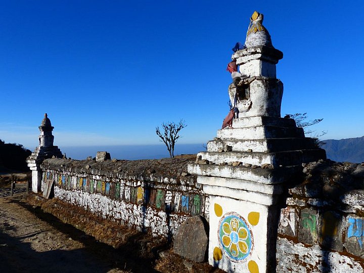 Manimauer mit Chorten in Kali Pokhari - West-Bengalen: Land-und-Leute