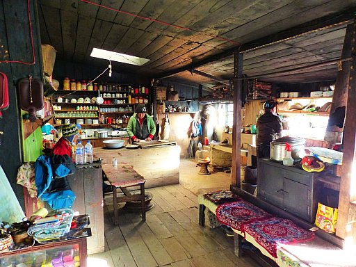 Aufenthaltsraum und K&uuml;che in der Chewang Trekking Lodge - West-Bengalen: Essen & Schlafen