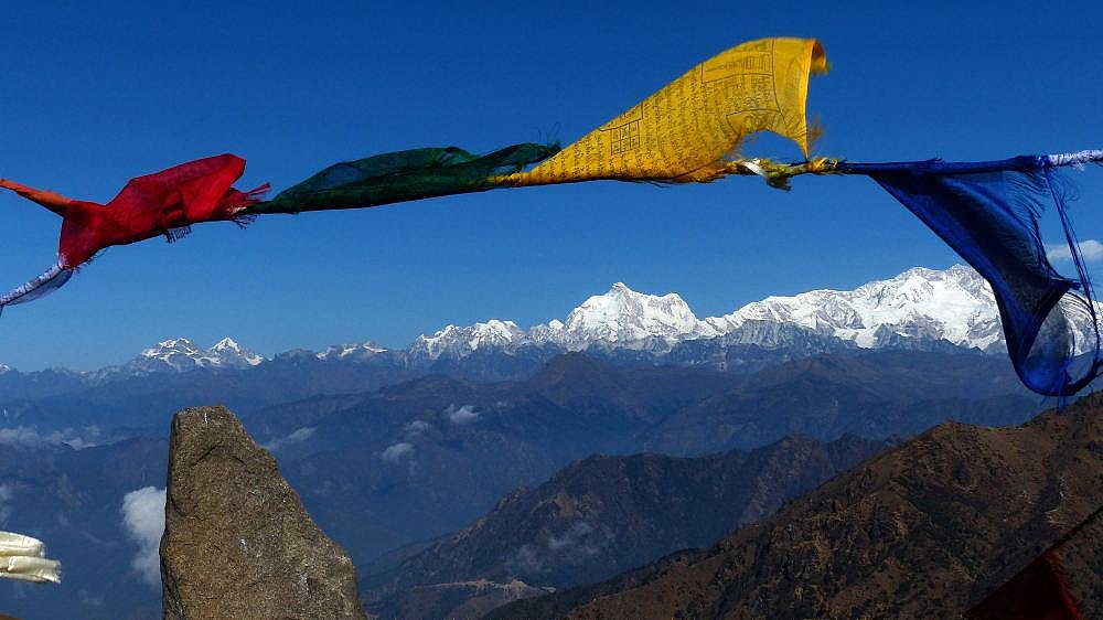 Gebetsfahnen vor dem Kangchenjunga - West-Bengalen: Landschaft