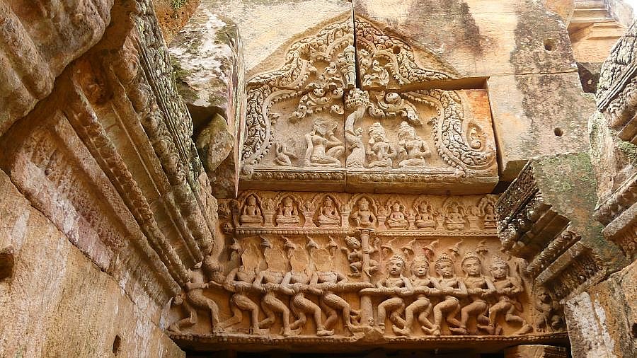 Steinreliefs &uuml;ber den T&uuml;rst&uuml;rzen - Kambodscha - Sehensw&uuml;rdigkeiten
