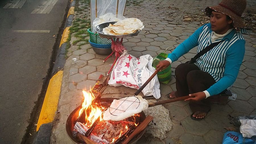 Reispapier-Snack vom Feuer - Kambodscha - Essen und Schlafen