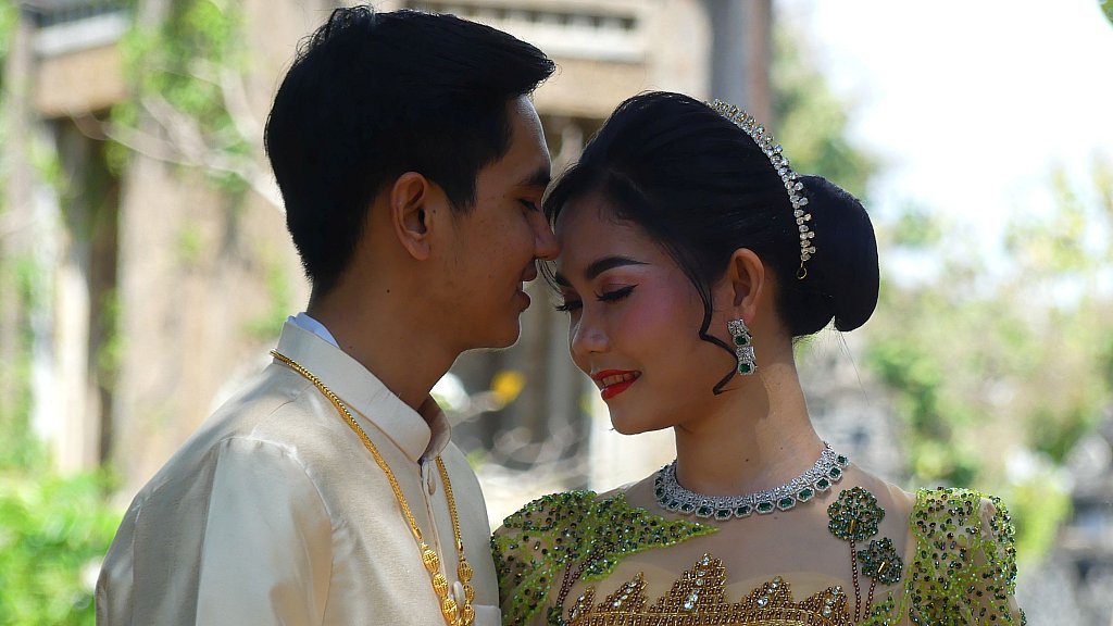 Hochzeitspaar beim Tempel Phnom Pros - Kambodscha - Land und Leute