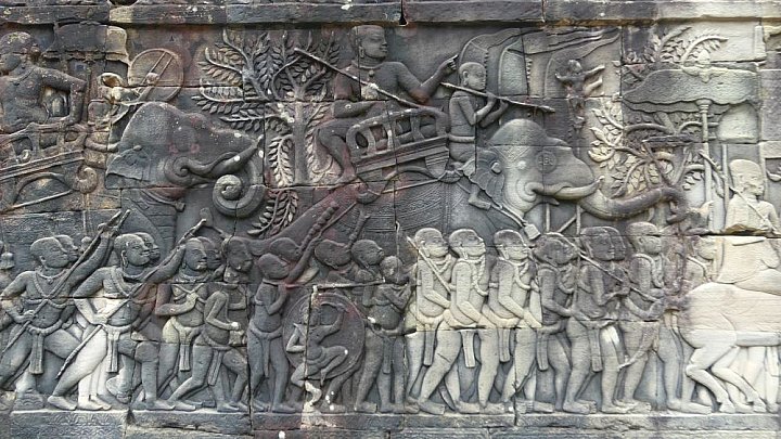 Steinrelief mit Kampfszene - Kambodscha - Sehensw&uuml;rdigkeiten