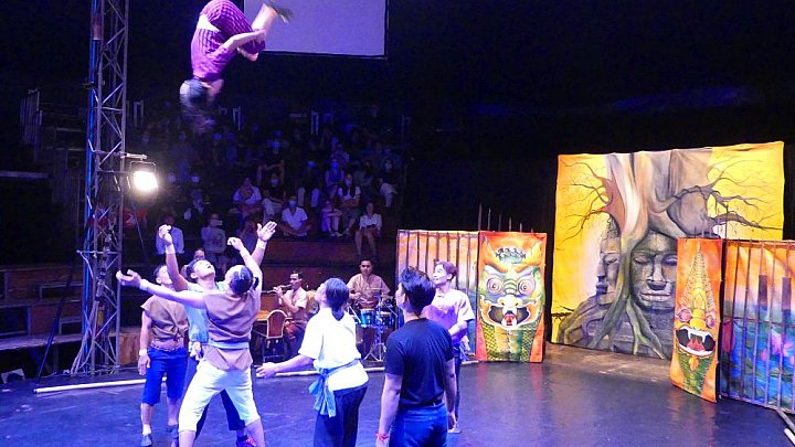 Akrobatik im Phare Zirkus in Siem Reap - Kambodscha - Sehensw&uuml;rdigkeiten