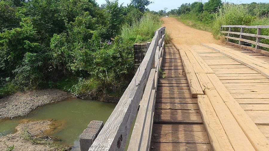 Rustikale Holzbr&uuml;cke - Kambodscha-Landschaft