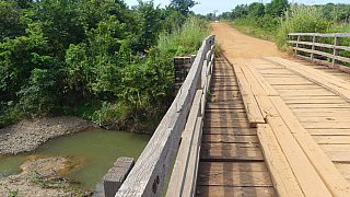 Rustikale Holzbr&uuml;cke - Kambodscha-Landschaft