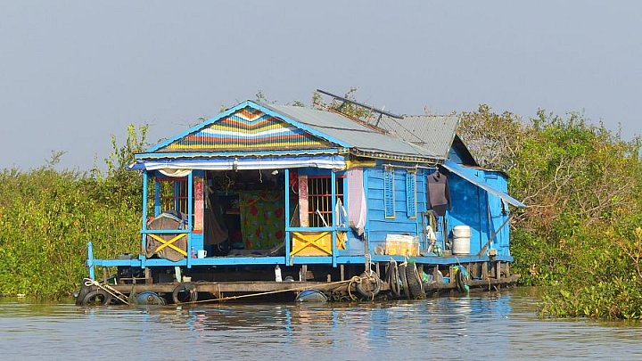 Schwimmendes Haus in Alleinlage auf dem Tonle Sap - Kambodscha - Land und Leute