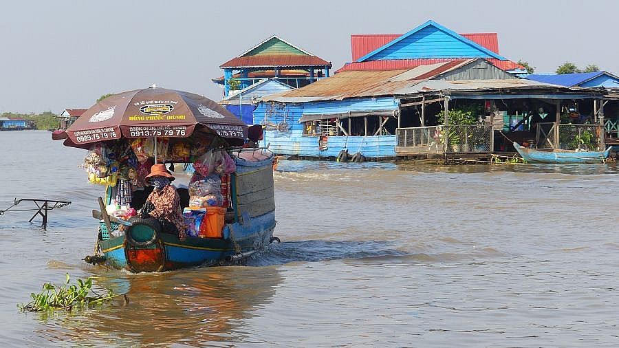 Kleiner mobiler Supermarkt auf dem Wasser - Kambodscha - Land und Leute
