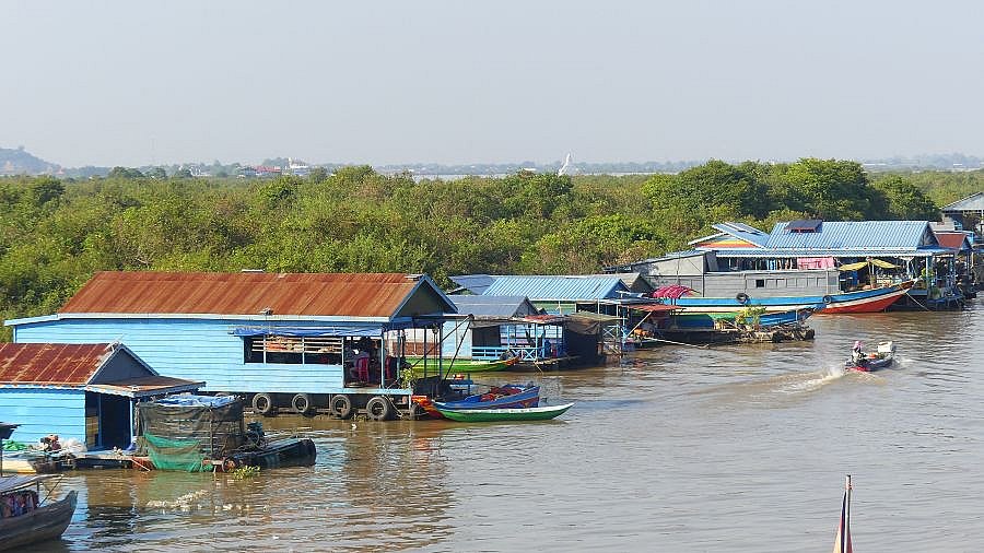 Blick von oben auf Chong Khneas Floating Village - Kambodscha - Land und Leute