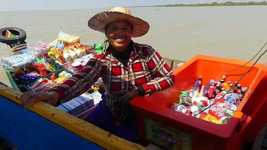 Verkaufsboot in Kampong Phluk - Kambodscha - Land und Leute