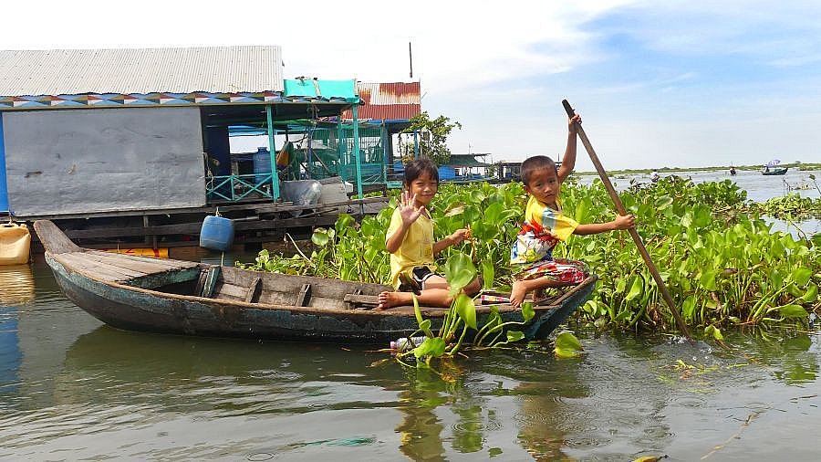 Kinder unterwegs im Boot - Kambodscha - Land und Leute