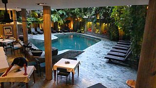 Swimmingpool im Innenhof - Kambodscha - Essen und Schlafen