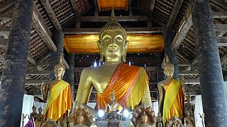 Altarraum des Vat Visoun in Luang Prabang - Laos - Sehensw&uuml;rdigkeiten