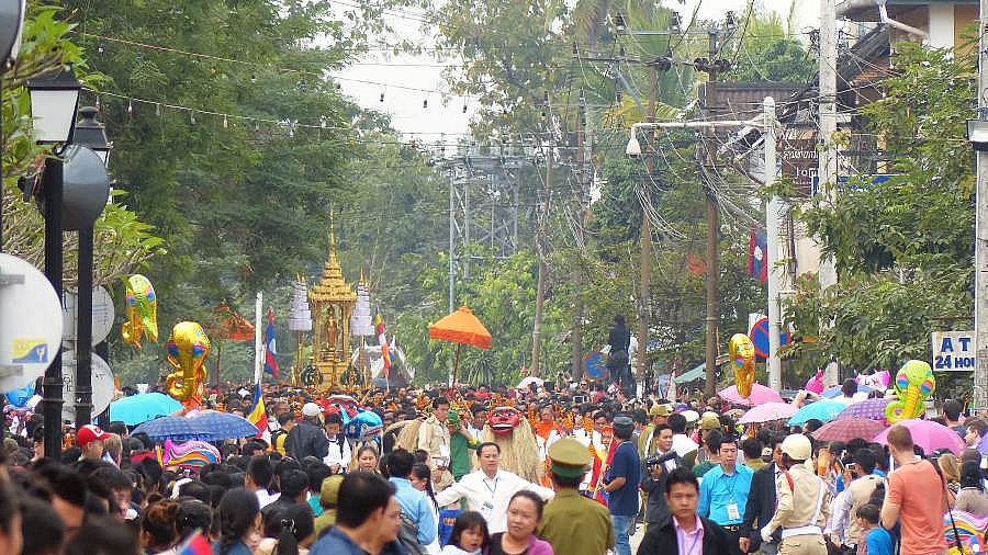 Prozessionswagen des Pra Bang Buddha - Laos - Land und Leute