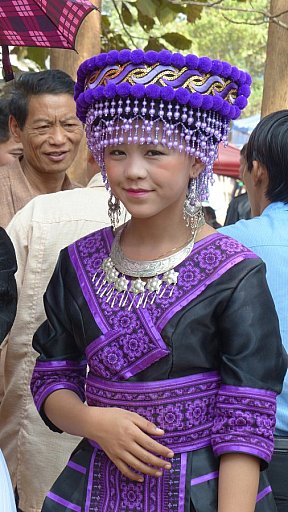Besucherin auf dem Neujahrsfest in Luang Prabang - Laos - Land und Leute