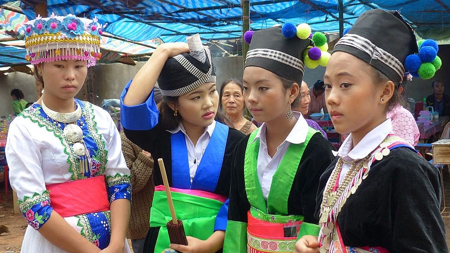 Besucherin auf dem Neujahrsfest in Luang Prabang - Laos - Land und Leute