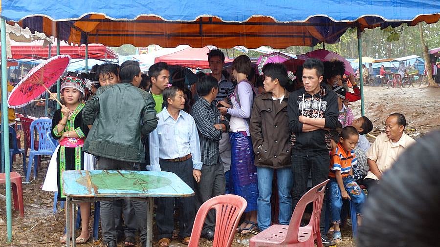 Besucher auf dem Neujahrsfest in Luang Prabang - Laos - Land und Leute