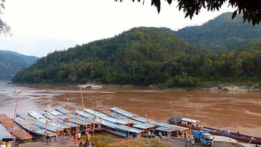 Mekong und der Bootsanleger in Pak Beng - Laos - Landschaft