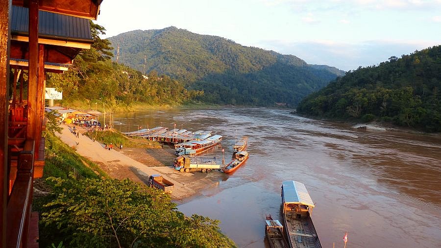 Blick auf den Mekong und den Bootsanleger - Laos - Landschaft
