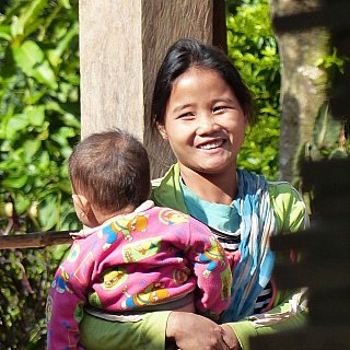 Mutter mit Baby im Khmu-Dorf am Mekong - Laos - Land und Leute