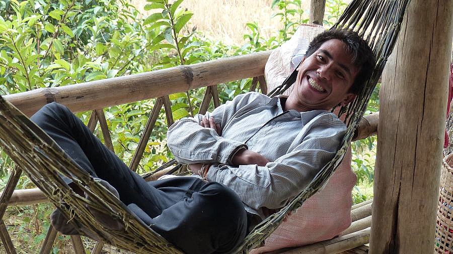 Guide Lee in der H&auml;ngematte - Laos - Blog