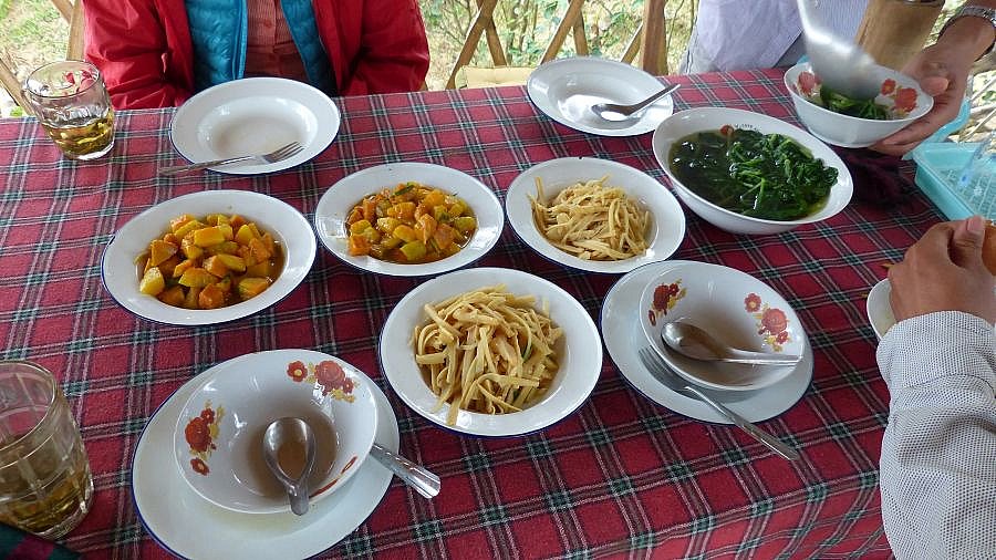 Mittagessen im Chanthanome G&auml;stehaus in Muang Ngoi - Laos - Schlafen und Essen