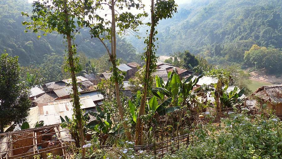 Dorf hoch &uuml;ber dem Nam Ou-Fluss - Laos - Landschaft