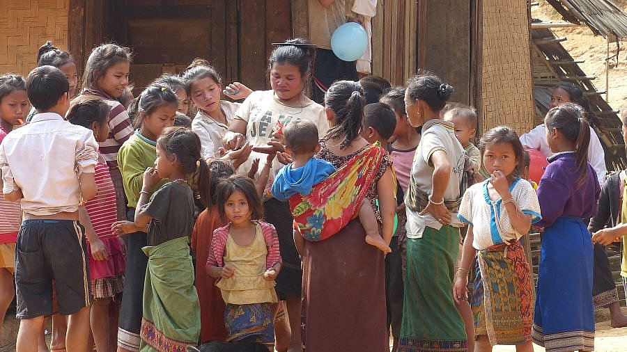 Lehrerin mit ihren Sch&uuml;lern im Dorf am Nam Ou-Fluss - Laos - Land und Leute