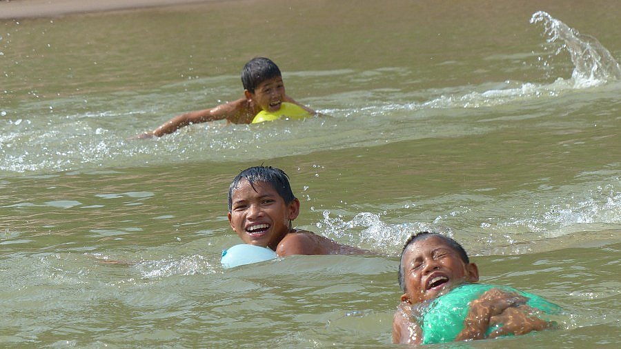 Baden mit Luftballons im Nam Ou-Fluss - Laos - Land und Leute