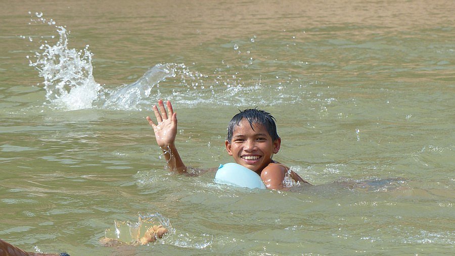 Gro&szlig;er Spa&szlig; mit Luftballons im Wasser - Laos - Land und Leute