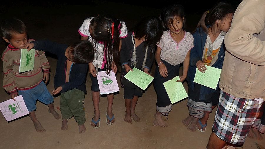 Spannender Blick in die Schulzeugnisse - Laos - Land und Leute