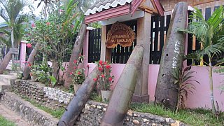 Eingang zum Latanavong-Sa-Bungalows in Muang Ngoi - Laos - Schlafen und Essen