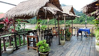 Terasse der Lattanavong-Sa-Bungalows - Laos - Schlafen und Essen