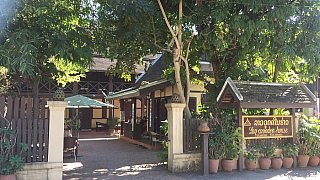 Lao wooden House in Luang Prabang - Laos - Schlafen und Essen