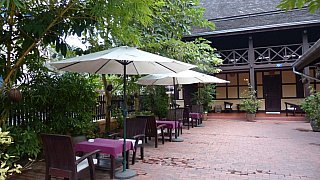 Innenhof des Lao woooden House - Laos - Schlafen und Essen