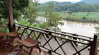 Blick vom Zimmer-Balkon im Elephant Village Resort - Laos - Schlafen und Essen