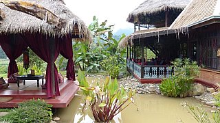 Aufenthalts-Terassen im Elephant Village Resort - Laos - Schlafen und Essen