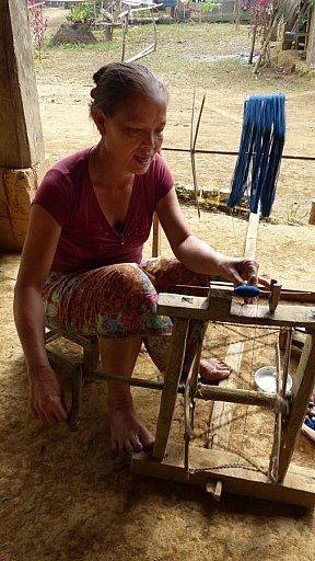 Wolle wickeln im Weberdorf bei Nong Khiaw - Laos - Land und Leute