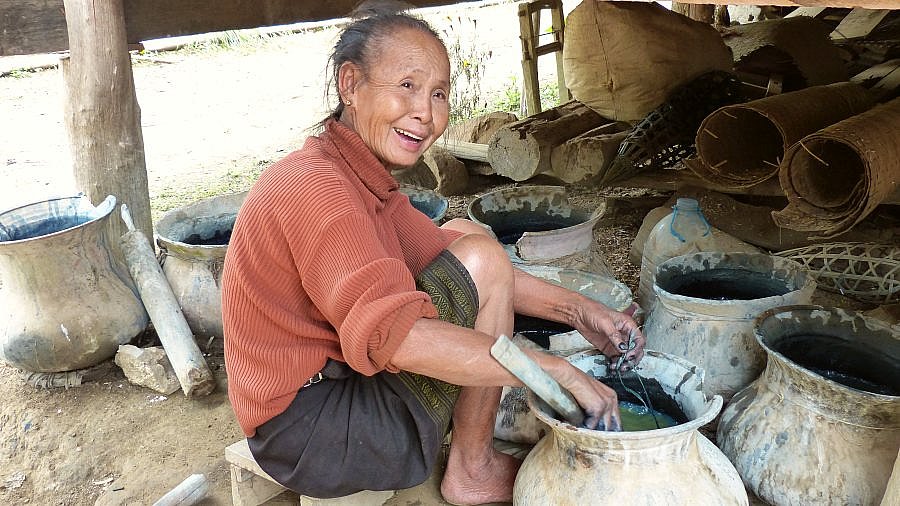 Wolle f&auml;rben im Weberdorf bei Nong Khiaw - Laos - Land und Leute