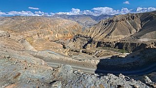 Serpentinen hinauf nach Samar - Mustang 2024 - Landschaft