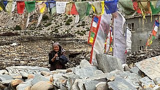 &Auml;ltere Dame in Dhargarjung - Nepal - Mustang 2024 - Land und Leute