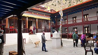 Klosterinnenhof in Marpha - Nepal - Mustang 2024 - Land und Leute