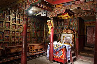 Die Versammlungshalle im Lo Gekar Kloster - Nepal - Mustang - verbotenes K&ouml;nigreich 1993 & 97
