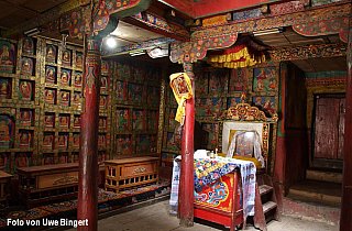 Versammlungshalle im Lo Gekar Kloster - Nepal - Mustang - verbotenes K&ouml;nigreich 1993 & 97