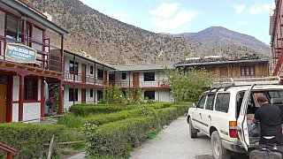 Innenhof im Marpha Orchid Hotel - Nepal Mustang 2024 - Essen und Schlafen